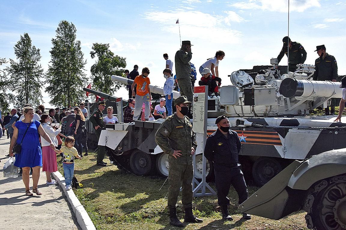 В Екатеринбурге впервые представили уникальные образцы военной техники -  «Уральский рабочий»